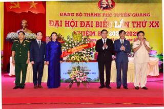 Đoàn đại biểu thành phố Ninh Bình tặng hoa chúc mừng đại hội