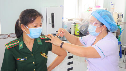 Vận động cán bộ, công nhân viên tham gia tiêm chủng đầy đủ vaccine phòng Covid-19