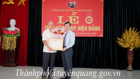 Đồng chí Chủ tịch UBND tỉnh Nguyễn Văn Sơn trao Huy hiệu Đảng tại phường Tân Quang