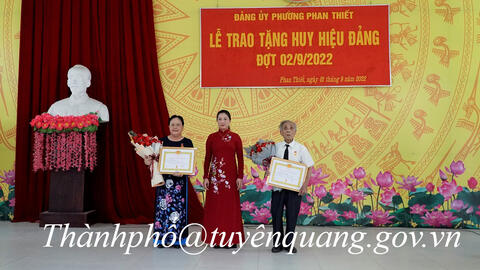 Đồng chí Phó bí thư Thường trực Tỉnh ủy Trao huy hiệu Đảng tại Đảng bộ phường Phan Thiết