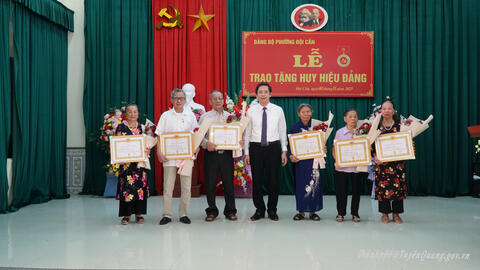Đồng chí Bí thư Thành ủy Tạ Đức Tuyên trao tặng huy hiệu đảng tại đảng bộ phường Đội Cấn