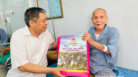 Đồng chí Chủ nhiệm Ủy ban Kiểm tra Tỉnh ủy Nguyễn Hồng Trang thăm, tặng quà chiến sỹ Điện Biên
