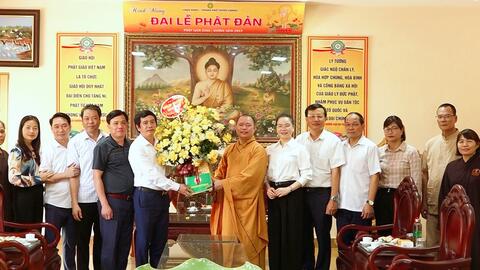 Lãnh đạo thành phố Tuyên Quang thăm, tặng quà các chùa nhân dịp Đại lễ Phật Đản 2024