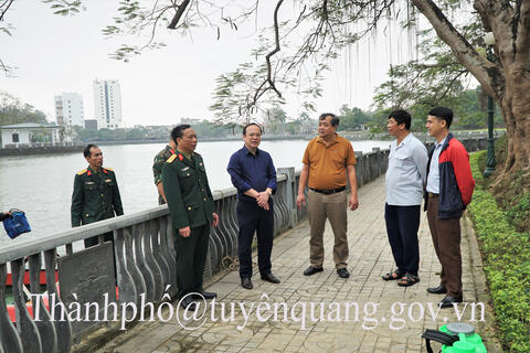 Đồng chí Chủ tịch Ủy ban nhân dân thành phố Tô Hoàng Linh – Kiểm tra công tác xử lý tảo và vi khuẩn hồ Tân Quang