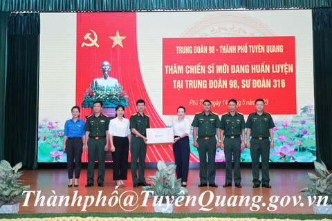 Hội đồng nghĩa vụ quân sự thành phố Tuyên Quang thăm, tặng quà chiến sĩ mới tại Trung đoàn 98, Sư đoàn 316
