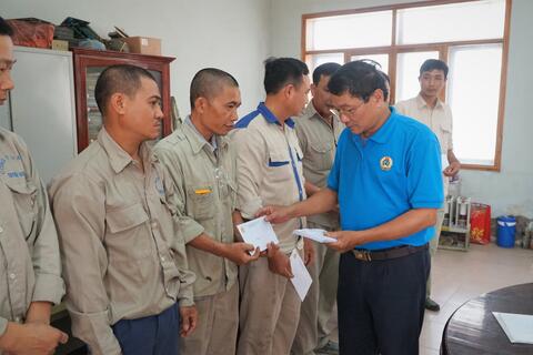 Liên đoàn lao động thành phố trao tặng quà cho đoàn viên công đoàn cơ sở Công ty Cổ phần xi măng Tuyên Quang.