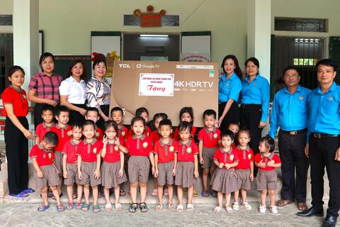 LĐLĐ thành phố tặng tivi cho các điểm trường của trường mầm non Kim phú và Phú Lâm
