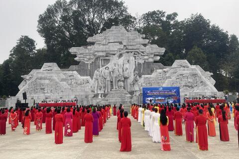 1.000 phụ nữ Tuyên Quang giao lưu dân vũ