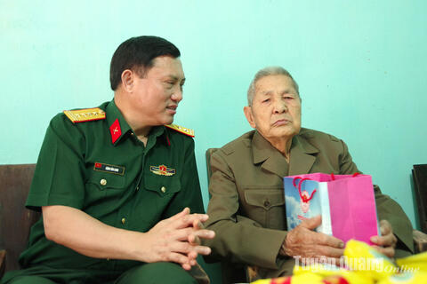 Chỉ huy trưởng Bộ CHQS tỉnh thăm hỏi tặng quà chiến sỹ Điện Biên