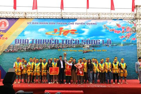 Đội bơi chải xã Tràng Đà vô địch Hội đua thuyền trên Sông Lô năm 2024