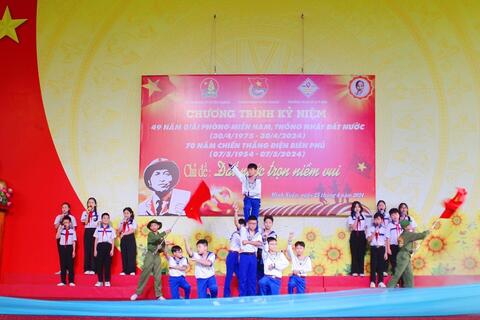 Gần 1.000 học sinh trường THCS Lê Quý Đôn tham dự Chương trình kỷ niệm với chủ đề “Đất nước trọn niềm vui”