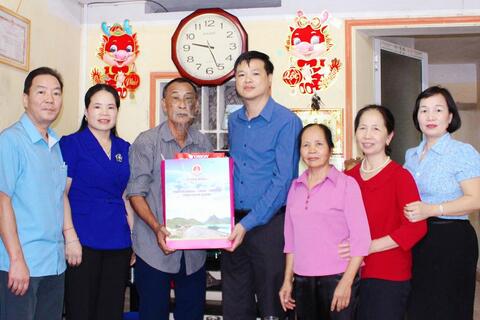 Lãnh đạo UBND thành phố thăm, tặng quà gia đình thân nhân các liệt sĩ tham gia chiến dịch Điện Biên Phủ
