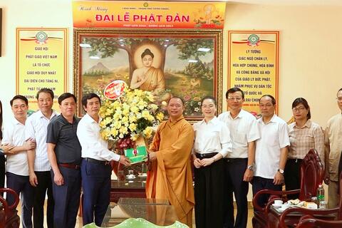 Lãnh đạo thành phố Tuyên Quang thăm, tặng quà các chùa nhân dịp Đại lễ Phật Đản 2024