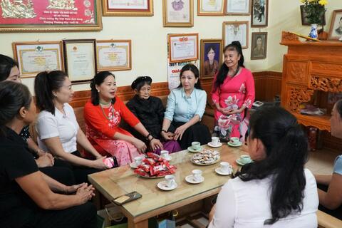 Ủy ban MTTQ thành phố phối hợp với Hội Quý bà thanh lịch tỉnh, tặng quà Mẹ Việt Nam Anh hùng Nguyễn Thị Nhớn