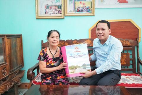 Đồng chí Chủ tịch Ủy ban nhân dân thành phố Tuyên Quang Trần Viết Cương – Thăm, tặng quà thân nhân Liệt sĩ trực tiếp tham gia chiến dịch Điện Biên Phủ