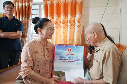Phó Chủ tịch Ủy ban nhân dân thành phố Vũ Quỳnh Loan – Thăm, tặng quà thân nhân Liệt sĩ tham gia Chiến dịch Điện Biên phủ