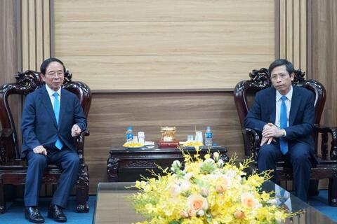 Đồng chí Bí thư Thành ủy Tạ Đức Tuyên tiếp xã giao Đoàn công tác của huyện Imsil, tỉnh Jeollbuk, Hàn Quốc thăm và làm việc tại Tuyên Quang