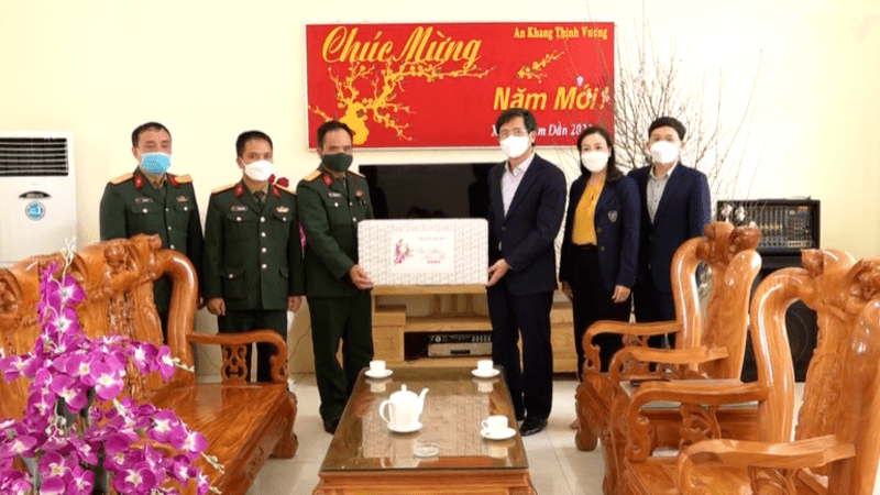 Lãnh đạo thành phố Tuyên Quang thăm, tặng quà, chúc Tết các đơn vị thực hiện nhiệm vụ phòng chống dịch Covid - 19
