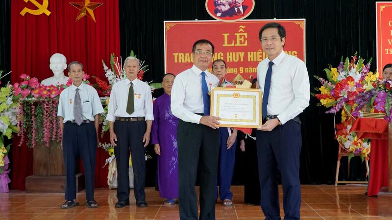 Đồng chí Bí thư Thành ủy Tạ Đức Tuyên dự và Trao tặng huy hiệu đảng đợt 2/9