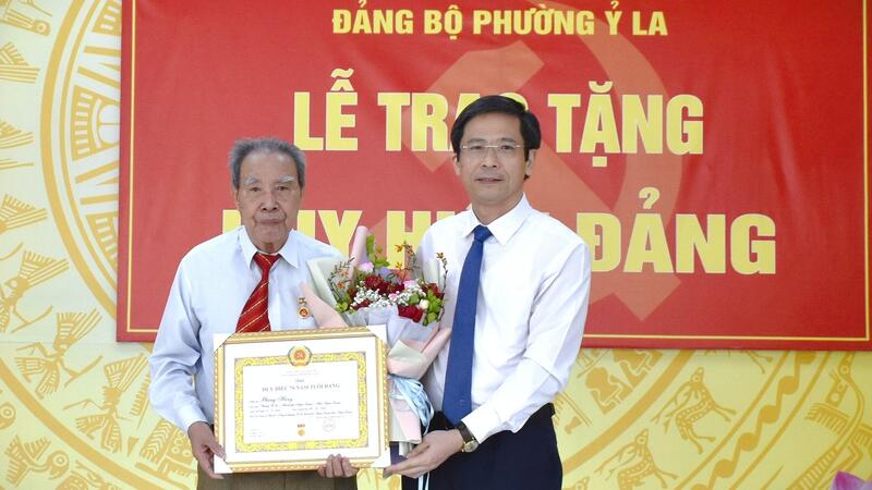 Đồng chí Bí thư Thành ủy Tạ Đức Tuyên trao tặng Huy hiệu Đảng tại Đảng bộ phường Ỷ La và Đảng bộ phường Tân Hà