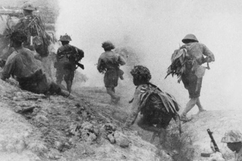 Ngày 14/4/1954: : Chiến hào của bộ đội ta nhích dần đến gần phân khu trung tâm