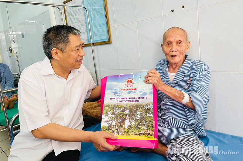 Đồng chí Chủ nhiệm Ủy ban Kiểm tra Tỉnh ủy Nguyễn Hồng Trang thăm, tặng quà chiến sỹ Điện Biên