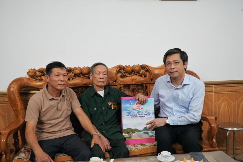 Đồng chí Tạ Đức Tuyên, Ủy viên BTV Tỉnh ủy, Bí thư Thành ủy Tuyên Quang tặng quà chiến sĩ Điện Biên