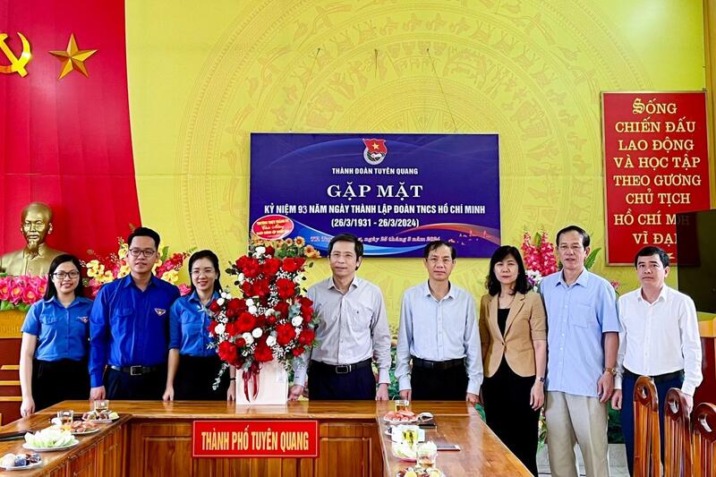 Thường trực Thành ủy tặng hoa chúc mừng Thành đoàn Tuyên Quang nhân kỷ niệm 93 năm Ngày thành lập Đoàn TNCS Hồ Chí Minh