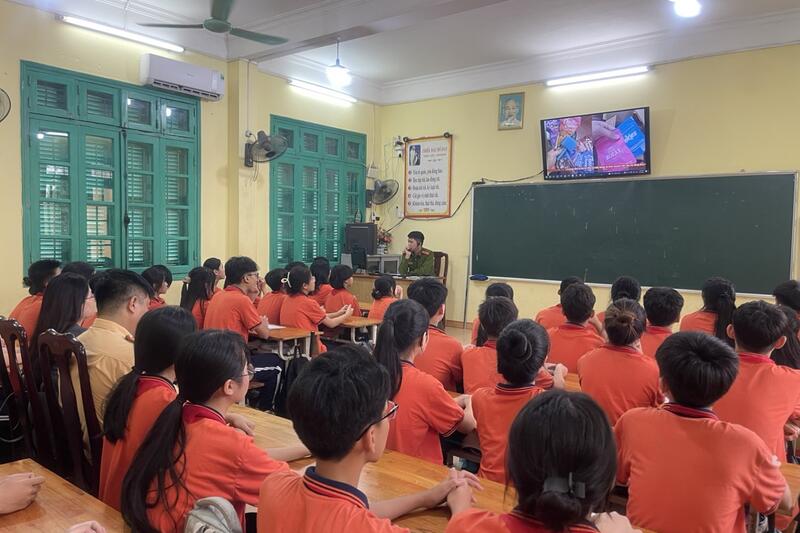 Phòng Tư pháp - Hội Luật gia thành phố Tuyên truyền, phổ biến giáo dục pháp luật cho học sinh