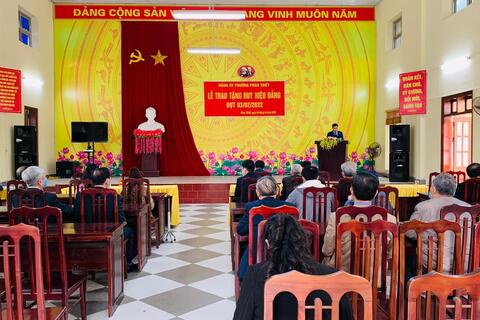 Đảng bộ phường Phan Thiết tổ chức Lễ trao huy hiệu Đảng
