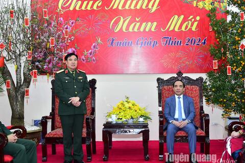 Bộ Tư lệnh Quân khu 2 thăm, chúc Tết tỉnh Tuyên Quang