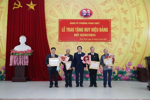 Đồng chí Bí thư Thành ủy Tạ Đức Tuyên - Trao Huy hiệu Đảng đợt 3/2 tại Đảng bộ phường Tân Hà và phường Phan Phan Thiết