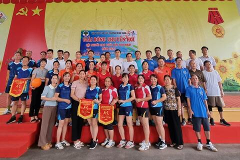 Hội Người cao tuổi phường Minh Xuân tổ chức Giải bóng chuyền hơi