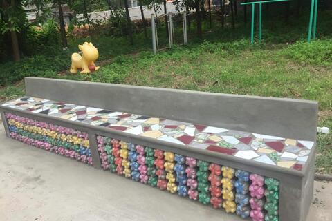 Hội Liên hiệp Phụ nữ phường Minh Xuân biến chai nhựa đã qua sử dụng thành những viên gạch sinh thái