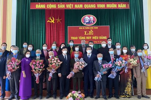 Đảng bộ phường Hưng Thành  tổ chức trao huy hiệu Đảng cho đảng viên đợt 03/02/2022