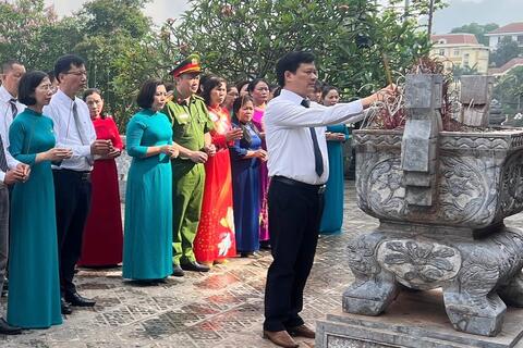 Phường Hưng Thành tổ chức Lễ báo công dâng hương, hoa tưởng niệm Chủ tịch Hồ Chí Minh