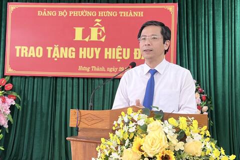 Đảng bộ phường Hưng Thành tổ chức Lễ trao tặng Huy hiệu Đảng