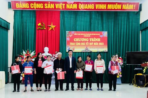 Phường Đội Cấn tổ chức tặng quà cho các gia đình thuộc hộ nghèo, hộ cận nghèo trên địa bàn phường nhân dịp Tết Nguyên đán 2023.