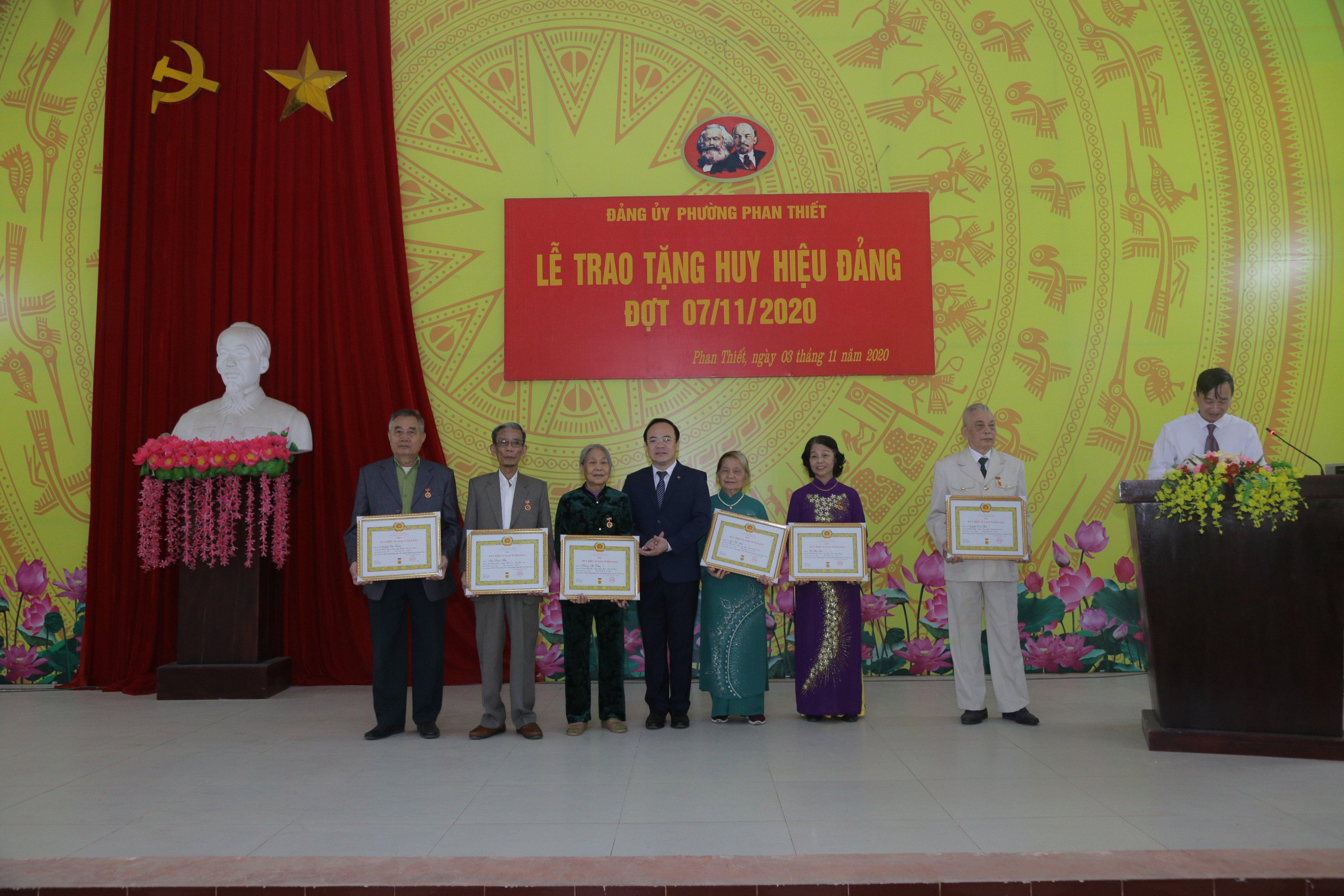 Đ/c Tô Hoàng Linh, Phó Bí thư Thành ủy, Chủ tịch UBND thành phố trao tặng HH 60 năm tuổi Đảng cho Đảng viên Nguyễn Văn Đức, thuộc Đảng bộ xã An Khang