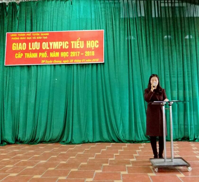 Bà Trần Hồng Lương, Phó trưởng Phòng Giáo dục và Đào tạo thành phố phát biểu khai mạc tại buổi Giao lưu.