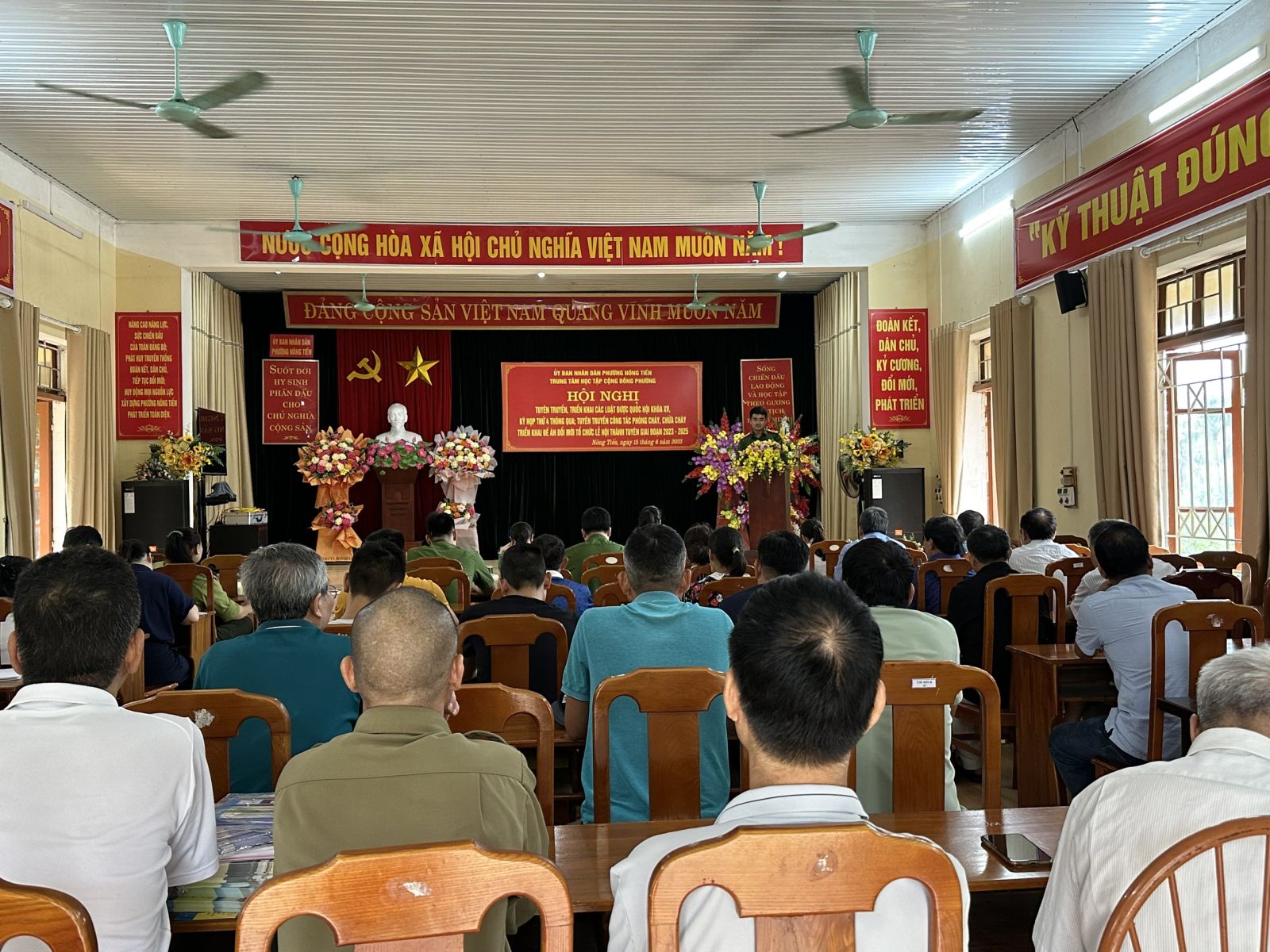 Đồng chỉ thượng tá Trần Quang Hữu - cán bộ đội công tác phòng cháy, Phòng cảnh sát PCCC & CHCN, Công an tỉnh Tuyên Quang tuyên truyền các quy định đảm bảo an toàn PCCC